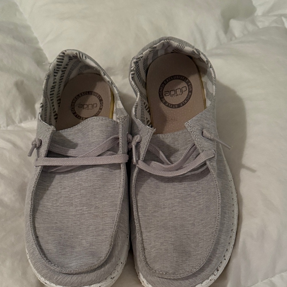 Hey Dude-Wendy-Chambray Cloud ( Light Gray )womens Slip-On Loafers